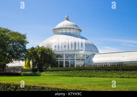 NEW YORK CITY - 1. SEPTEMBER 2017: Ansicht der historischen Enid A. Haupt Wintergarten auf dem Gelände der New York Botanical Garden entfernt. Stockfoto