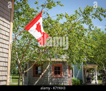 Kanadische Flagge auf äußere Gebäude, Avonlea, PEI, Kanada Stockfoto