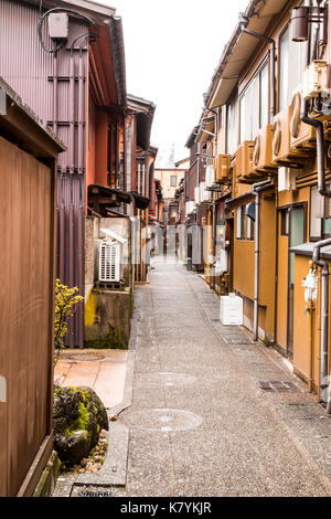 Kazue-machi Chaya beliebten touristischen Viertel, Kanazawa. Edo periode Straße, Mix aus traditionellen japanischen Gebäude aus Holz, inns, Ryokan, und Gehäuse Stockfoto