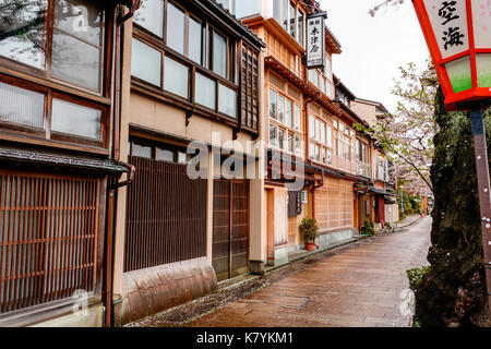 Kazue-machi Chaya beliebten touristischen Viertel, Kanazawa. Edo periode Straße, Mix aus traditionellen Japanischen Gasthäuser, Ryokan, und Gehäuse und Kirschblüten. Stockfoto