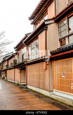 Kazue-machi Chaya beliebten touristischen Viertel, Kanazawa. Edo periode Straße, Mix aus traditionellen japanischen Gebäude aus Holz, inns, Ryokan, und Gehäuse Stockfoto