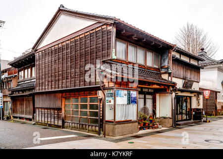 Higashi Chaya beliebten touristischen Bezirk von Kanazawa, Japan. Traditionelle Edo periode Holz- ecke Gebäude, Japanisch Merchant House. Stockfoto