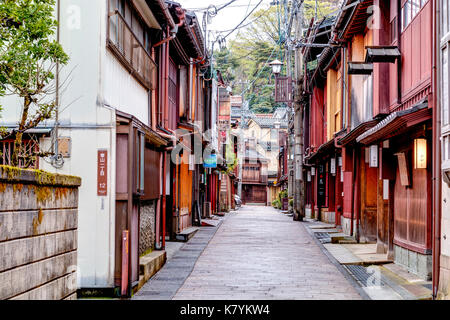 Higashi Chaya beliebten touristischen Bezirk von Kanazawa, Japan. Blick auf typische Edo periode Gasse mit hölzernen Gebäuden auf beiden Seiten. Stockfoto