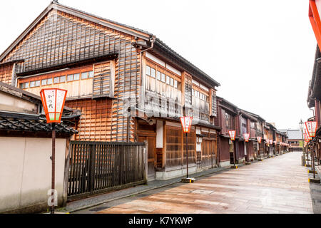 Higashi Chaya, beliebten touristischen Bereich in Kanazawa, Japan. Edo Periode leere Straße mit traditionellen Holzhäusern und Geschäften. Bewölkten Himmel nach dem Regen. Stockfoto