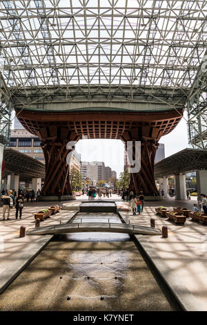 Japan, Kanazawa Station. Stream, Brücken und berühmten Tsuzumi-mon, oder Drum Gate von innen Motenashi Dome gesehen, großes Glas Metallrahmen Kuppel. Tagsüber. Stockfoto