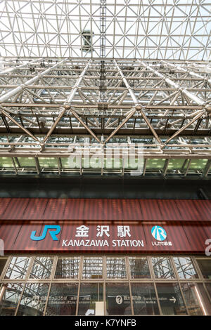 Japan, Kanazawa Station. Motenashi Dome, Eingang zur Station mit JR-Logo und Namen in englischer Sprache und Kanji. Geringe Aussicht auf der Suche bis zum Dach. Tagsüber. Stockfoto