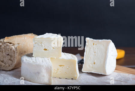 Käse auf dem Tisch mit Wein und Brot Stockfoto