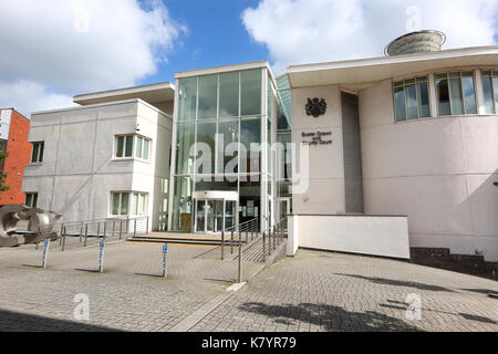 GV der Crown Court Exeter in Exeter, Devon. Der Hof wurde im November 2004 nach dem Austausch der Gerichte in Exeter Schloss geöffnet. Stockfoto