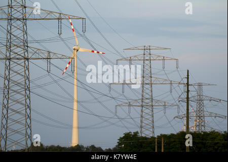 Windpark und Hochspannungsleitungen rund um Wien (Wien), Österreich. 24. August 2017 © wojciech Strozyk/Alamy Stock Foto Stockfoto