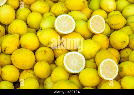 Frische Zitronen zum Verkauf auf einem Markt in Valparaiso, Chile Stockfoto