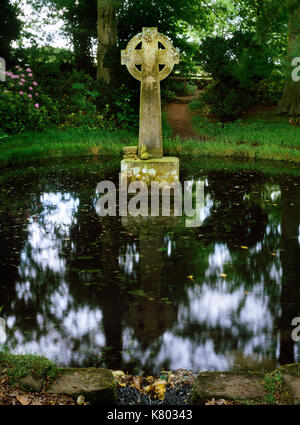 Lady's Gut, Holystone, Northumberland: Blick ENE der Stein - gezeichnet, Playing Card-förmige Pool, der repariert wurde und mit einem Kreuz in der C 18. geschmückt. Stockfoto