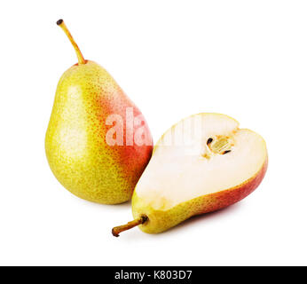Eine und eine halbe Grüne und rote Birnen Obst auf weißem Hintergrund Stockfoto