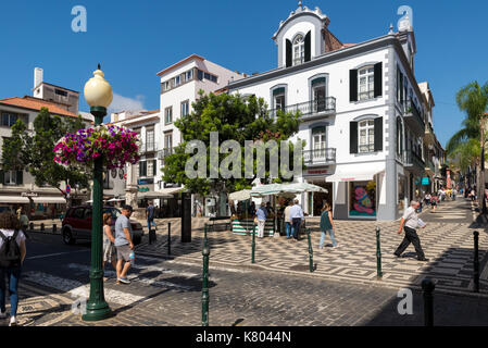 FUNCHAL, PORTUGAL - September 7, 2017: Largo Do Chafariz (Fountain Square) neben der Kathedrale Stockfoto