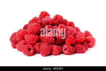 Reife Himbeeren auf weißem Hintergrund Stockfoto