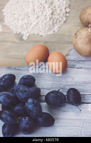 Zutaten für Pflaume Knödel - Pflaumen, Mehl, Eier und Kartoffeln Stockfoto