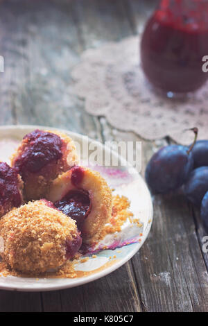 Pflaume Knödel, Zwetschgen und Pflaumen Soße auf Holz- Hintergrund Stockfoto