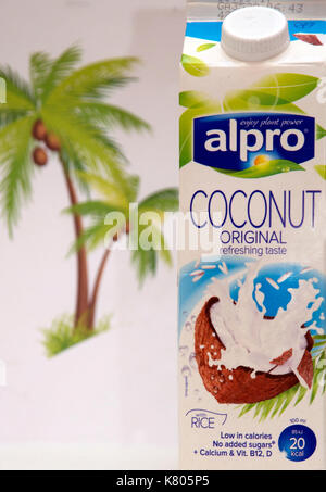 Kokosnuss Milch trinken mit Reis von Alpro, London Stockfoto