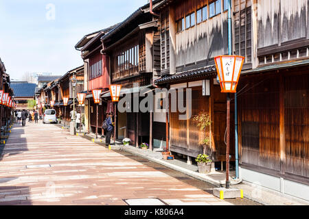 Beliebtes Ausflugsziel, Higashi Chaya Bezirk in Kanazawa. Strasse gesäumt auf beiden Seiten mit Edo periode Gebäude aus Holz, Ryokan, Geschäfte und Gaststätten. Stockfoto