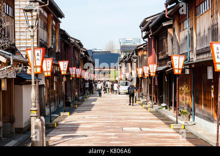 Beliebtes Ausflugsziel, Higashi Chaya Bezirk in Kanazawa. Strasse gesäumt auf beiden Seiten mit Edo periode Gebäude aus Holz, Ryokan, Geschäfte und Gaststätten. Stockfoto