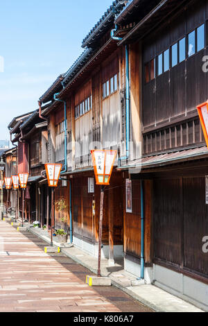 Beliebtes Ausflugsziel, Higashi Chaya Bezirk in Kanazawa. Strasse gesäumt auf beiden Seiten mit Edo periode Gebäude aus Holz, Ryokan, Geschäfte und Gaststätten. Stockfoto