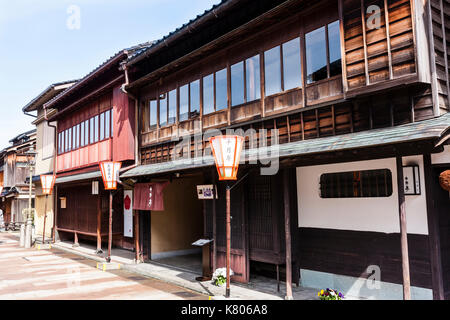 Beliebtes Ausflugsziel, Higashi Chaya Bezirk in Kanazawa. Strasse gesäumt auf beiden Seiten mit Edo periode Gebäude aus Holz, Ryokan, Geschäfte und Gaststätten. Stockfoto