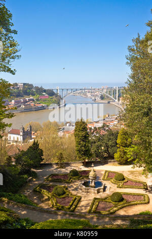 Schöne Aussicht auf Arrabida Brücke von Crystal Palace Gardens in Porto Stockfoto
