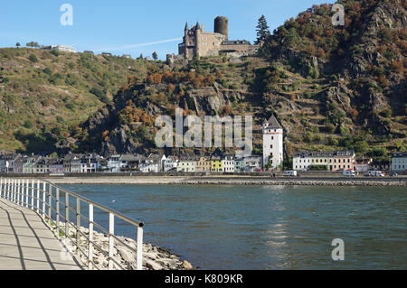 Sankt Goarshausen ist ein Dorf am östlichen Ufer des Rheins, nahe dem Dorf auf dem Hügel, liegen die Ruinen der Burg Katz. Stockfoto