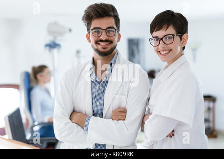 Schöne junge augenärzte im modernen professionellen Klinik Stockfoto