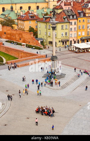 Warschau, Polen - 25. September 2014: Eine Gruppe von Touristen für ein Foto auf Castle Square in der Nähe von Sigismund Spalte in Warschau posieren. Stockfoto