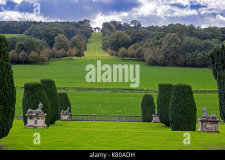 Der Triumphbogen (umgebaut 1961) gegenüber Castle Hill House und Gärten, in der Nähe von Filleigh, North Devon, England, Großbritannien Stockfoto