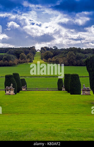 Der Triumphbogen (umgebaut 1961) gegenüber Castle Hill House und Gärten, in der Nähe von Filleigh, North Devon, England, Großbritannien Stockfoto