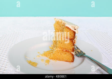 Ein halbes Stück Kuchen auf dem Teller übrig. Stockfoto