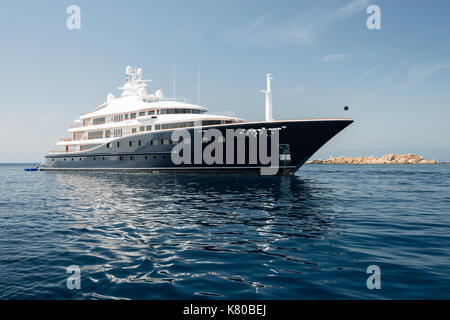 Großen Luxus Motor Yacht in der Nähe von Rocky Island verankert Stockfoto