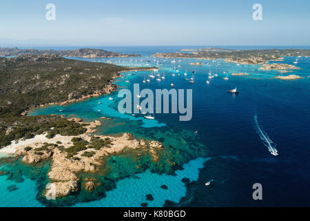 Luftaufnahme von Segelyachten in der Nähe von Inseln zwischen Sardinien und Korsika verankert Stockfoto