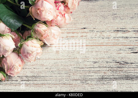 Rosa Hochzeit Rosen auf vintage Holz- Hintergrund. Kopieren Sie Platz. Floral Karte, Hochzeit Karte, Einladung oder Geschenk Konzept Stockfoto