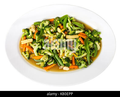 Platte mit gebratenem Gemüse rühren - auf weißem Hintergrund. Studio Shot Stockfoto
