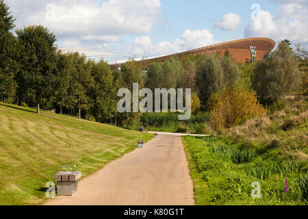 Die Queen Elizabeth Olympic Park mit dem Velo Center im Hintergrund, London, UK Stockfoto