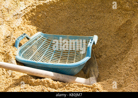 Spaten und Schaufeln auf Sand Haufen für den Bau Stockfoto