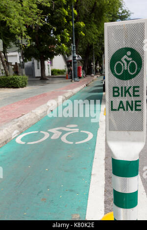 Radweg neben der Straße in Bangkok. Stockfoto