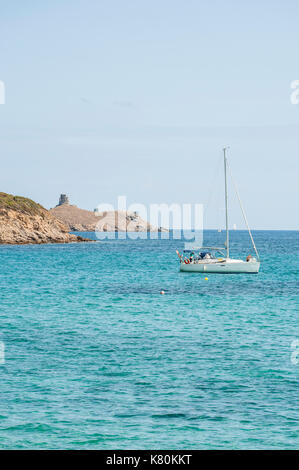 Korsika: Segelboot im Mittelmeer am Cap Corse, Blick auf das Naturschutzgebiet von Les Iles Finocchiarola (A Terra, Mezzana, finocchiarola) Stockfoto