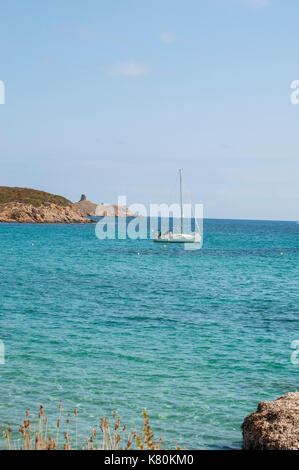 Korsika: Segelboot im Mittelmeer am Cap Corse, Blick auf das Naturschutzgebiet von Les Iles Finocchiarola (A Terra, Mezzana, finocchiarola) Stockfoto