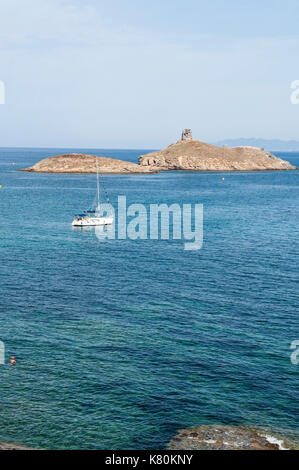 Korsika: Segelboot im Mittelmeer am Cap Corse, Blick auf das Naturschutzgebiet von Les Iles Finocchiarola (A Terra, Mezzana, finocchiarola) Stockfoto