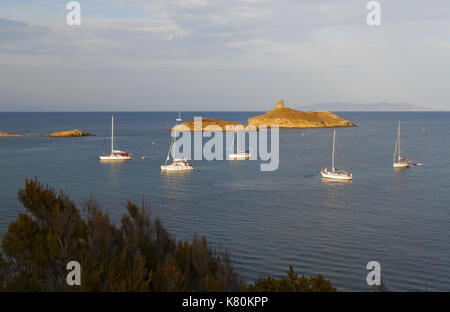 Korsika: Segelboote bei Sonnenuntergang im Naturschutzgebiet von Les Iles Finocchiarola, die drei kleinen Inseln benannt ein Terra, Mezzana und Finocchiarola
