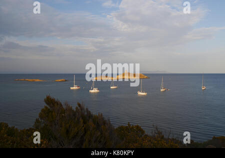 Korsika: Segelboote bei Sonnenuntergang im Naturschutzgebiet von Les Iles Finocchiarola, die drei kleinen Inseln benannt ein Terra, Mezzana und Finocchiarola