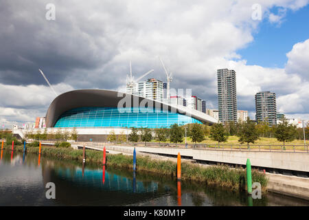 Die Londoner Aquatics Centre an der Queen Elizabeth Olympic Park, London, UK. Von Zaha Hadid für die Spiele in London 2012 konzipiert. Stockfoto