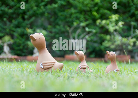 Eine Familie von Clay doll Ente (Mama & Baby) im Garten Stockfoto