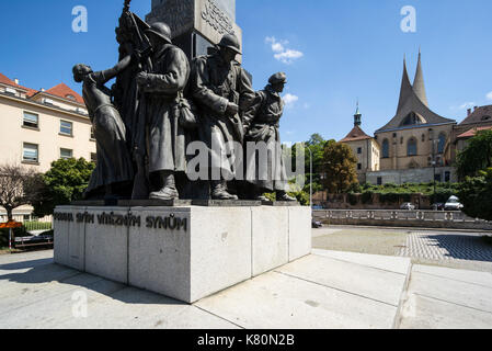 Prag. Der Tschechischen Republik. "Prag auf Seine siegreiche Söhne' Memorial zu Tschechoslowakischer Legionäre des Ersten Weltkriegs, von Josef Mařatka, 1932, und Emmaus Kloster. Stockfoto