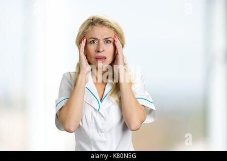 Yong Krankenschwester oder Ärztin schockiert. Stockfoto