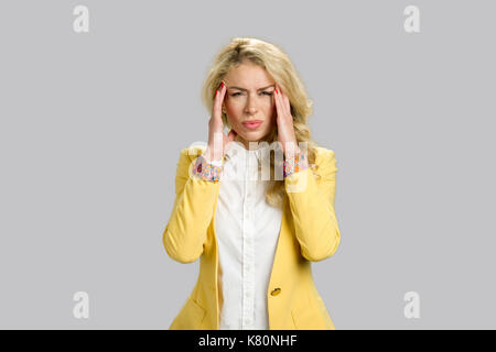 Unglückliche Frau mit schreckliche Kopfschmerzen. Stockfoto