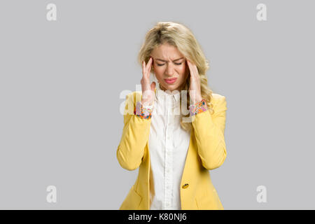 Junge Frau leidet unter Kopfschmerzen. Stockfoto